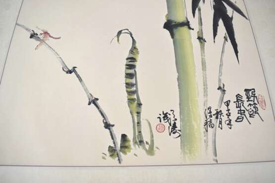 Zwei gerahmte Malereien, eine Flusslandschaft und eine Libelle mit Bambus - photo 3