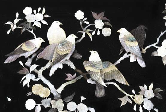 Zierpaneel aus Holz mit Dekor von Tauben in blühenden Sträuchern in Perlmutt eingelegt - Foto 5