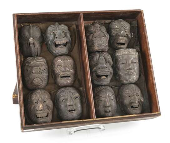 Set mit zwölf kleinen Gigaku-Masken aus Holz mit Lackauflage - Foto 1