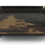 Tablett aus Holz mit Dekor eines Ufers mit Stelzenhäusern in Goldlack auf schwarzem Grund - Foto 3