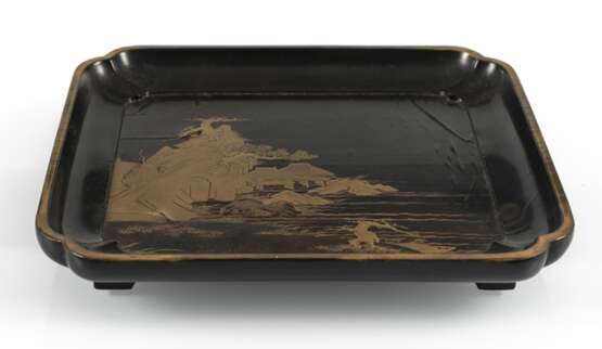 Tablett aus Holz mit Dekor eines Ufers mit Stelzenhäusern in Goldlack auf schwarzem Grund - фото 3