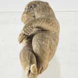Okimono eines liegenden Affen aus Elfenbein - фото 2