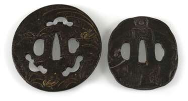 Zwei Tsuba aus Eisen mit Dekor eines Elefanten und Aufschrift bzw. Abumi und Gräser