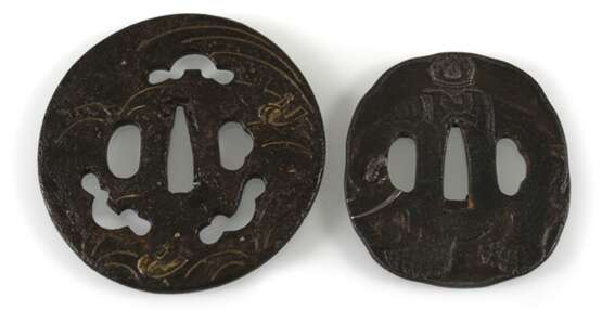 Zwei Tsuba aus Eisen mit Dekor eines Elefanten und Aufschrift bzw. Abumi und Gräser - photo 1