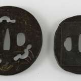 Zwei Tsuba aus Eisen mit Dekor eines Elefanten und Aufschrift bzw. Abumi und Gräser - Foto 2