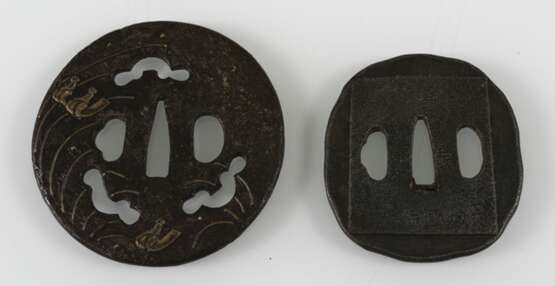 Zwei Tsuba aus Eisen mit Dekor eines Elefanten und Aufschrift bzw. Abumi und Gräser - фото 2