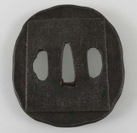 Zwei Tsuba aus Eisen mit Dekor eines Elefanten und Aufschrift bzw. Abumi und Gräser - photo 3