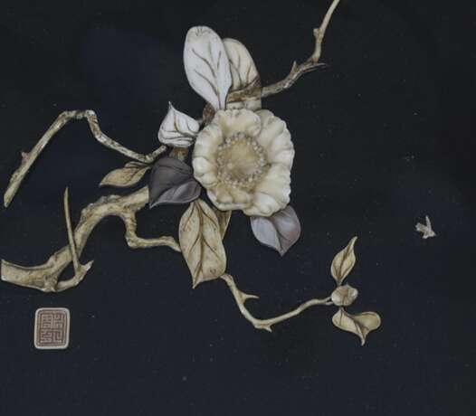 Lackpaneel mit eingelegtem Blütendekor, u. a. aus Elfenbein - Foto 2