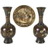 Paar Cloisonné-Vasen mit Dekor von Phönixen und Vögeln zwischen blühenden Zweigen - photo 1