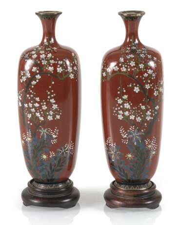 Paar Cloisonné-Vasen mit Dekor von Pflaumenblüten und Lilien auf rostrotem Grund - Foto 1