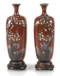 Paar Cloisonné-Vasen mit Dekor von Pflaumenblüten und Lilien auf rostrotem Grund