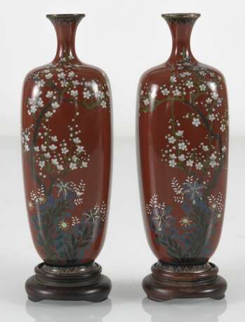 Paar Cloisonné-Vasen mit Dekor von Pflaumenblüten und Lilien auf rostrotem Grund - фото 2