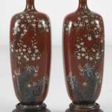 Paar Cloisonné-Vasen mit Dekor von Pflaumenblüten und Lilien auf rostrotem Grund - photo 2