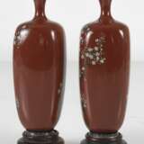 Paar Cloisonné-Vasen mit Dekor von Pflaumenblüten und Lilien auf rostrotem Grund - Foto 3