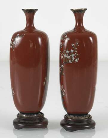 Paar Cloisonné-Vasen mit Dekor von Pflaumenblüten und Lilien auf rostrotem Grund - Foto 3