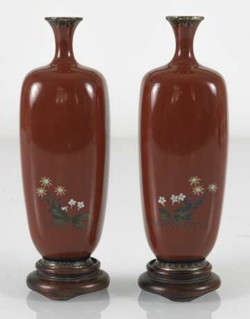Paar Cloisonné-Vasen mit Dekor von Pflaumenblüten und Lilien auf rostrotem Grund - Foto 4