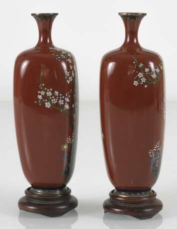 Paar Cloisonné-Vasen mit Dekor von Pflaumenblüten und Lilien auf rostrotem Grund - photo 5