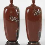 Paar Cloisonné-Vasen mit Dekor von Pflaumenblüten und Lilien auf rostrotem Grund - фото 5