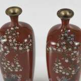 Paar Cloisonné-Vasen mit Dekor von Pflaumenblüten und Lilien auf rostrotem Grund - Foto 6