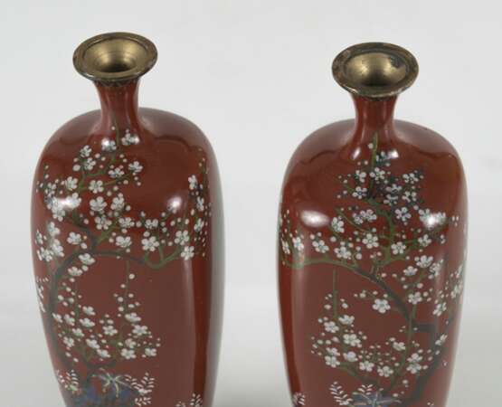 Paar Cloisonné-Vasen mit Dekor von Pflaumenblüten und Lilien auf rostrotem Grund - Foto 6