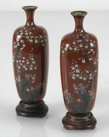 Paar Cloisonné-Vasen mit Dekor von Pflaumenblüten und Lilien auf rostrotem Grund - фото 7