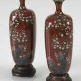 Paar Cloisonné-Vasen mit Dekor von Pflaumenblüten und Lilien auf rostrotem Grund - photo 7