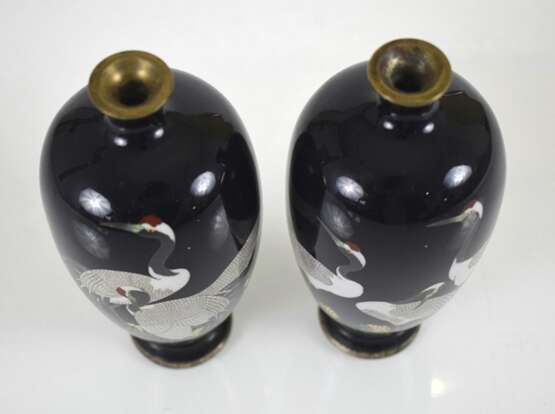 Paar Cloisonné-Vasen mit Kranichdekor - фото 3