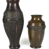 Zwei Bronzevasen mit archaistischem Dekor, eine mit Aufschrift - Foto 1