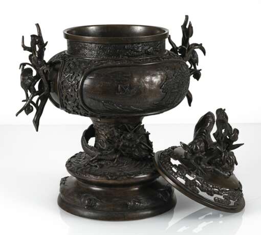 Koro aus Bronze mit Landschaftsreserven, Handhaben und Knauf mit Darstellungen von Affen - Foto 3