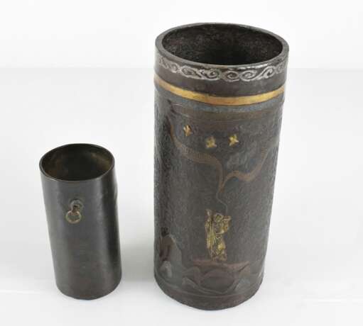 Pinselbecher aus Bronze bzw. Eisen, teils mit Dekor der Seibo, Tobosaku und einem Rakan - фото 2