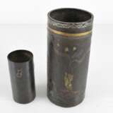 Pinselbecher aus Bronze bzw. Eisen, teils mit Dekor der Seibo, Tobosaku und einem Rakan - photo 2