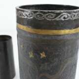 Pinselbecher aus Bronze bzw. Eisen, teils mit Dekor der Seibo, Tobosaku und einem Rakan - Foto 3