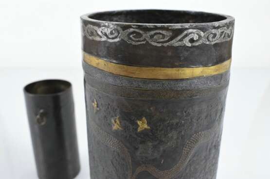 Pinselbecher aus Bronze bzw. Eisen, teils mit Dekor der Seibo, Tobosaku und einem Rakan - фото 3