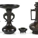 Drei Vasen und ein kleines Gefäß aus Bronze - фото 1