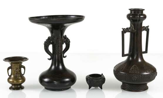 Drei Vasen und ein kleines Gefäß aus Bronze - photo 3