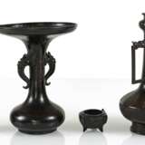 Drei Vasen und ein kleines Gefäß aus Bronze - photo 3