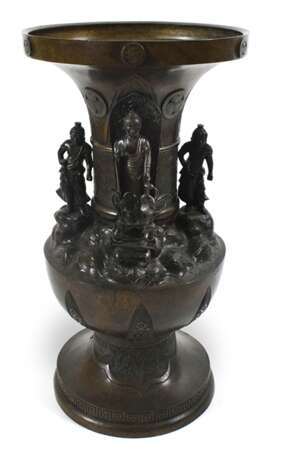 Vase aus Bronze mit Dekor des Buddha Amida, zwei Himmelswächtern und Jurojin - Foto 1