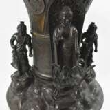 Vase aus Bronze mit Dekor des Buddha Amida, zwei Himmelswächtern und Jurojin - Foto 3