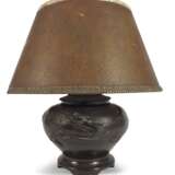 Vase aus Bronze mit Dekor eines sich windenden Drachens als Lampe montiert - Foto 1