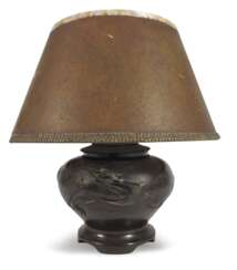 Vase aus Bronze mit Dekor eines sich windenden Drachens als Lampe montiert