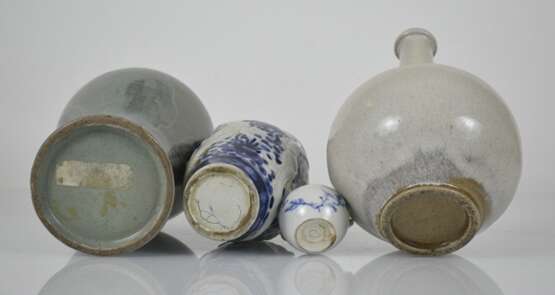 Drei Keramikvasen und eine Teekanne - фото 4