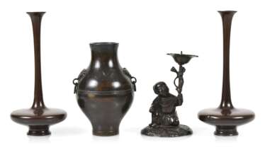 Paar Langhalsvasen, eine 'hu'-förmige Vase und ein Kerzenhalter in Knabenform aus Bronze