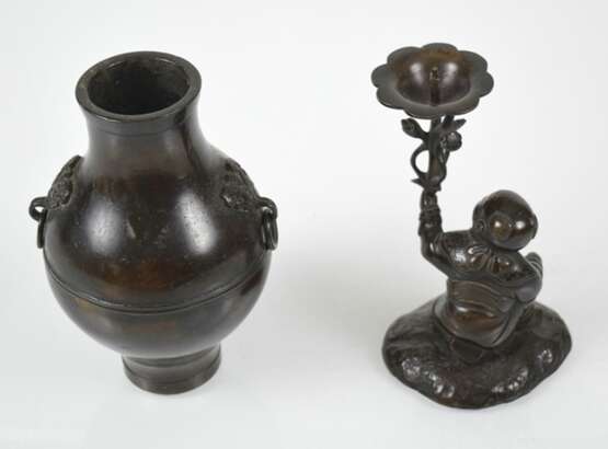 Paar Langhalsvasen, eine 'hu'-förmige Vase und ein Kerzenhalter in Knabenform aus Bronze - Foto 3