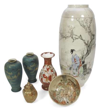 Fünf Vasen und eine Schale, teils mit Landschafts- und Figurendekor - photo 1