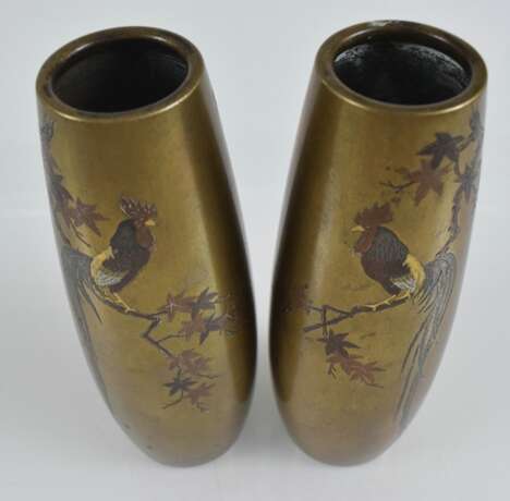 Paar Vasen aus Buntmetall mit Dekor von Hähnen - photo 2