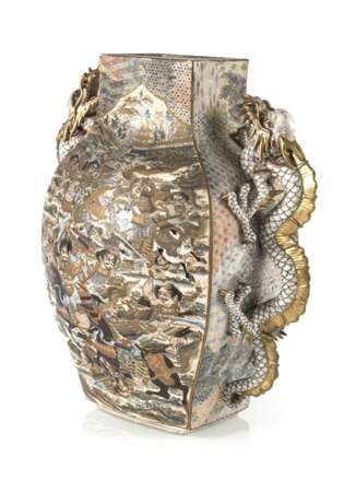 Satsuma-Vase mit Dekor von Kriegern und seitlichen Handhaben in Form von Drachen - Foto 1