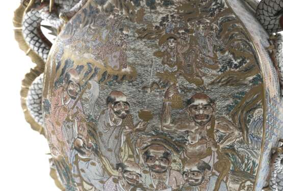 Satsuma-Vase mit Dekor von Kriegern und seitlichen Handhaben in Form von Drachen - Foto 3