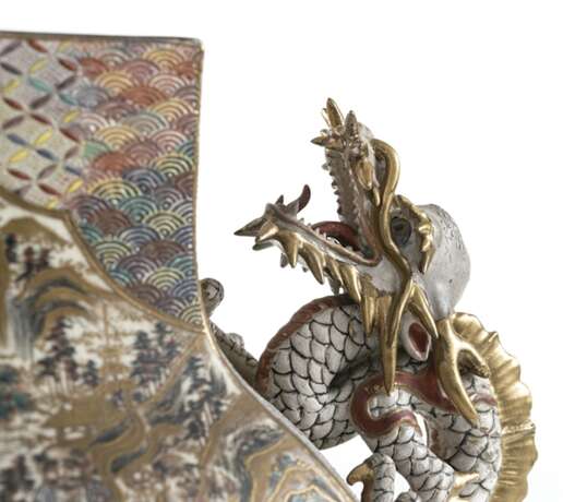Satsuma-Vase mit Dekor von Kriegern und seitlichen Handhaben in Form von Drachen - фото 4
