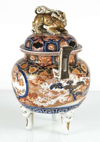 Dreibeiniger Koro mit Deckel aus Imari-Porzellan mit Dekor von Landschaften - photo 2
