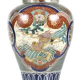 Bodenvase mit Shishi-Dekor in Kartuschen - фото 1